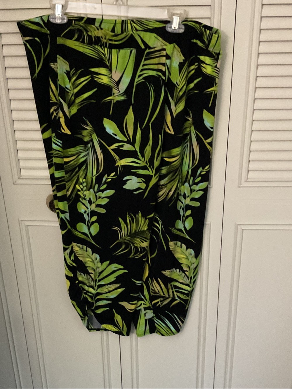 Susan Graver Black and Lime Green Botanical Print capris